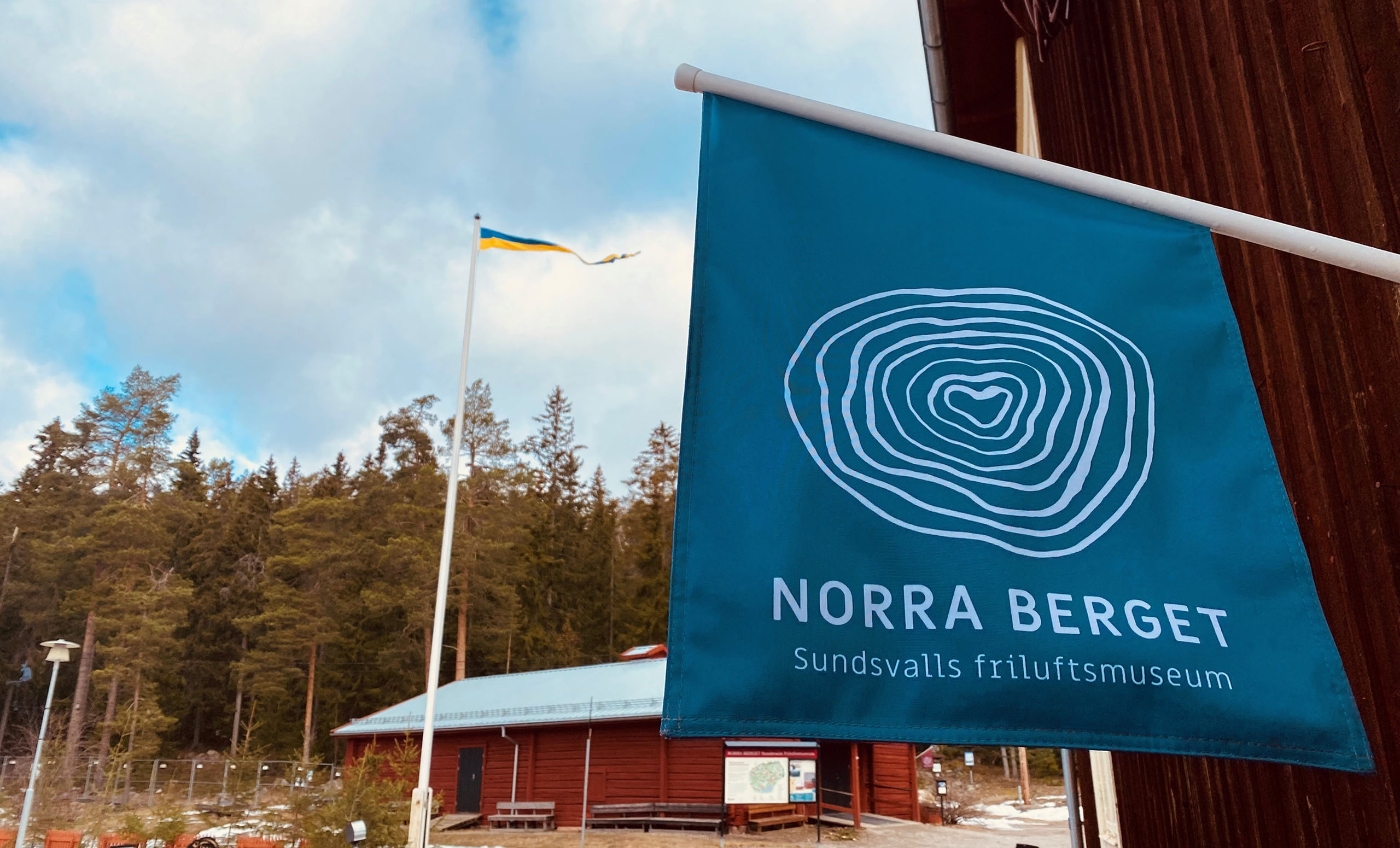 Flagga med Norra Bergets nya logotyp.