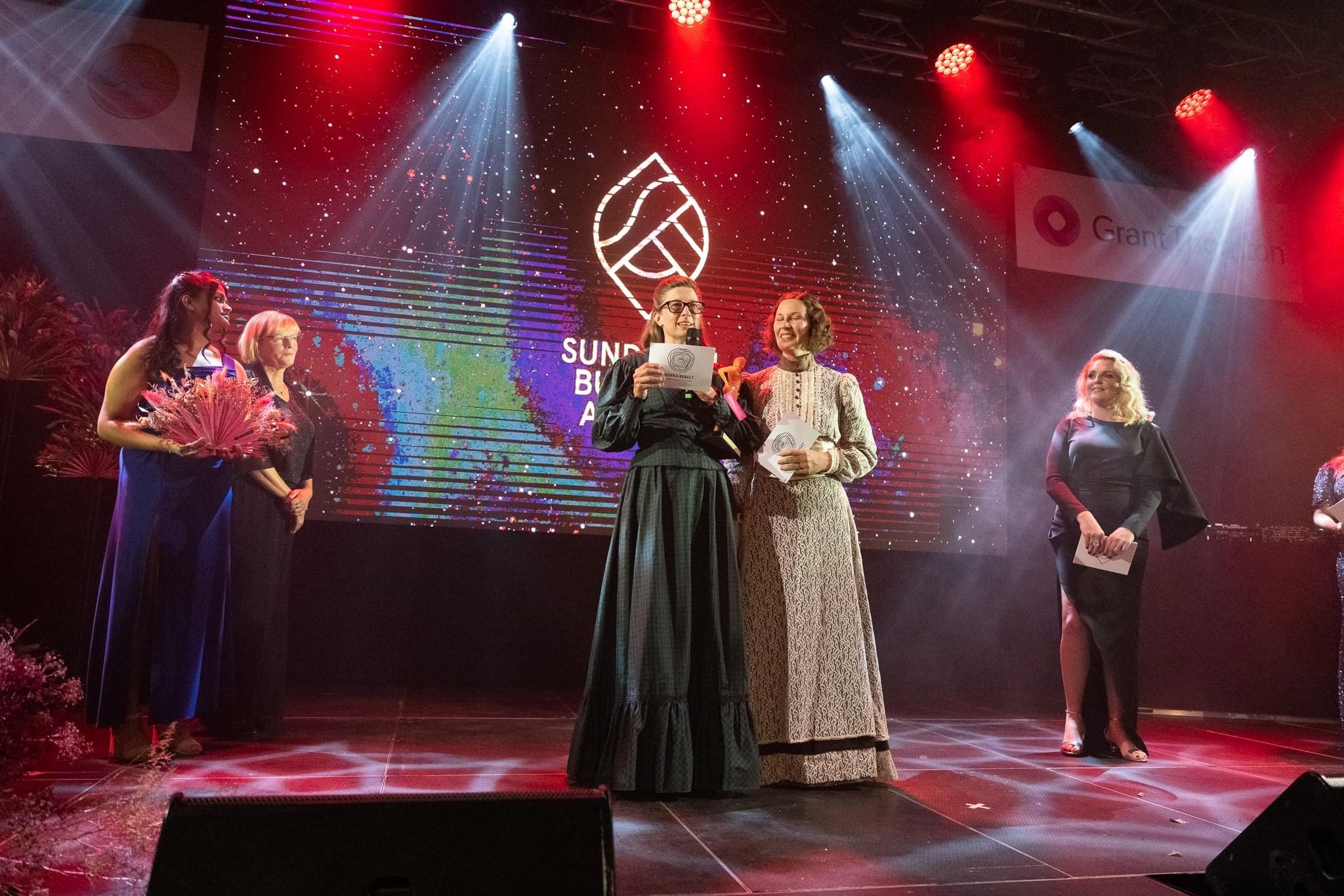 Erika Forsberg och Lina Landell tar emot priset som Årets Studentfavorit 2022. 