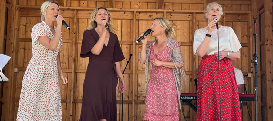 Fyra personer sjunger på en scen.