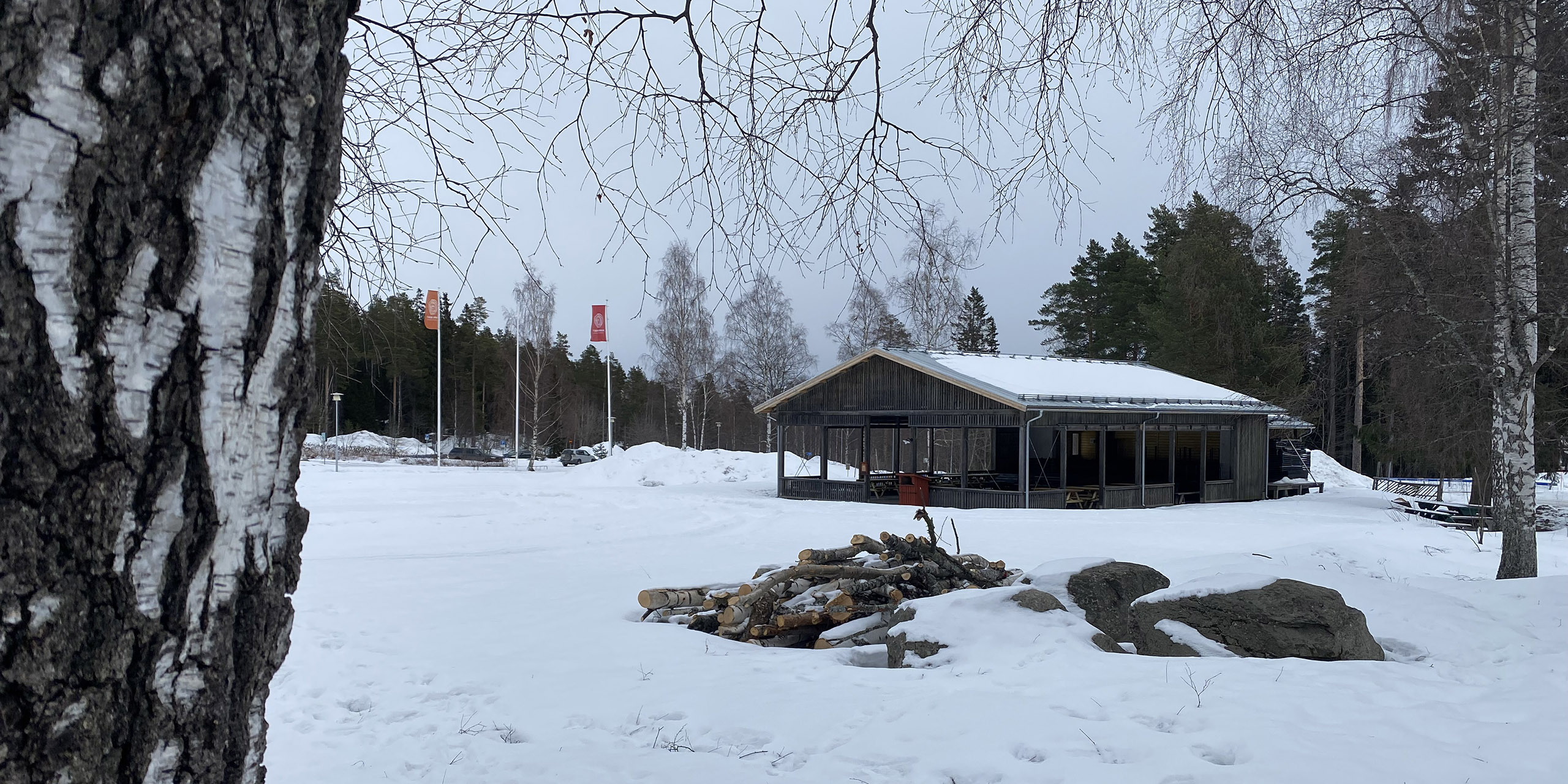På Tunet, mellan Utescenen och grillplatserna,
blir servicebyggnadens plats. 
Foto: Sundsvalls kommun.