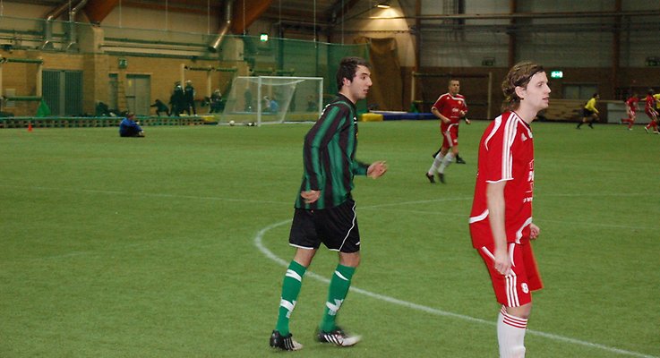 Två fotbollsspelare i Nordichallen.