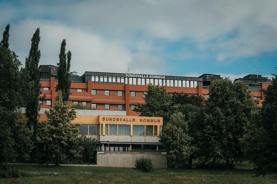 Somrig bild över framsidan av kommunhuset