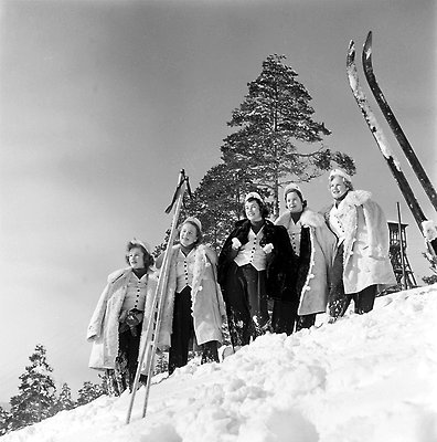 Kvinnor med skidor i snö. Foto: Sundsvalls museum.