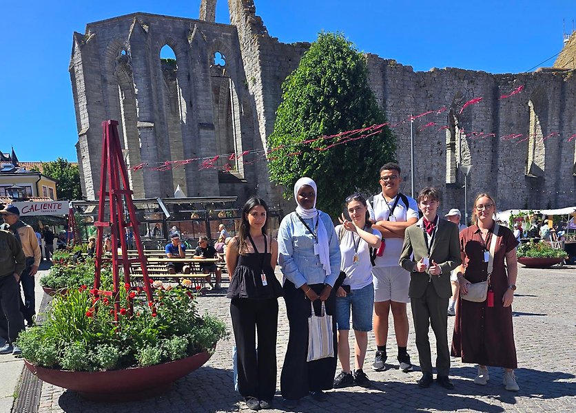 En grupp ungdomar står framför en ruin i Visby.