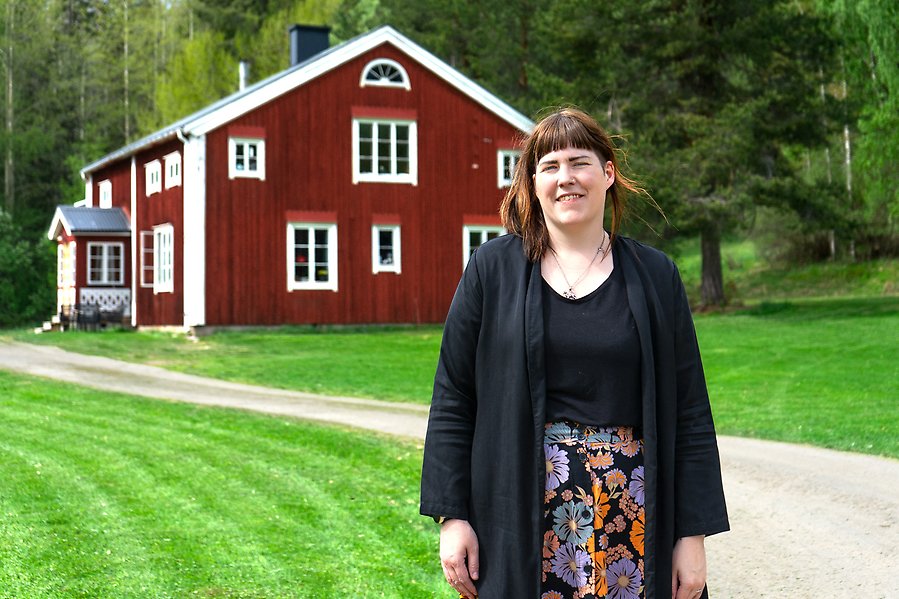 Elin Sahlin står framför sitt hus. Foto: Emma Bergström