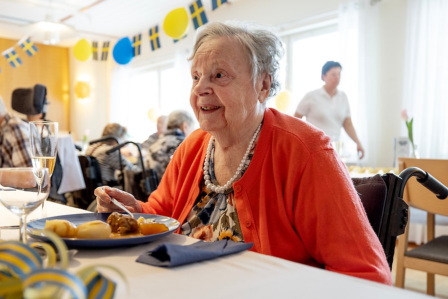 En person på ett äldreboende äter en festmåltid.