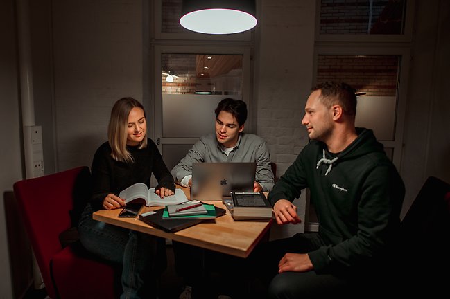 Tre studenter studerar. Foto: by Evelina Ytterbom