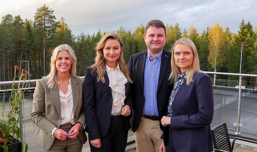 Tre kommunpolitiker från Sundsvalls kommun står tillsammans med Ebba Busch och tittar in i kameran.