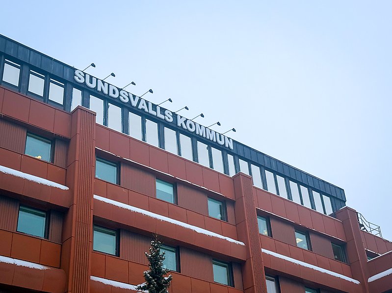 Bild på fasaden av ett hus med himmel som bakgrund.