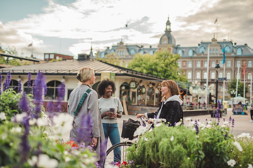 Tre kvinnor står och pratar på stan i Sundsvall