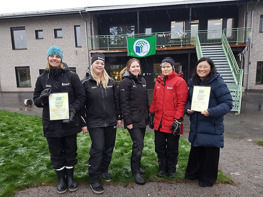 Fem kvinnor står bredvid varandra med ett diplom utanför Geijer förskola i Sundsvall