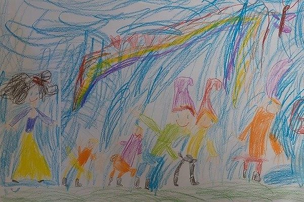 Färgglad barnteckning visar glada barn 
