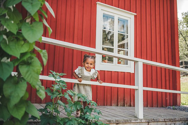Barn framför äldre byggnad. Foto: Sundsvalls kommun.