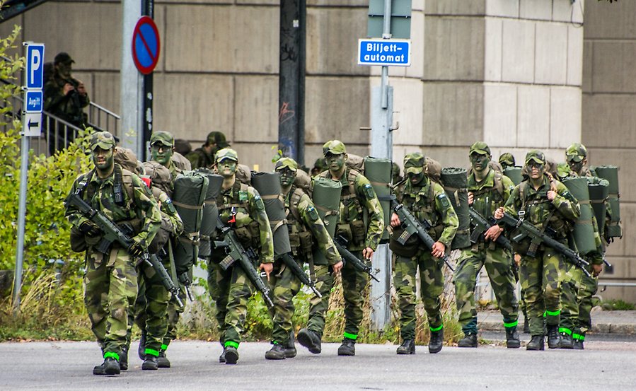 Soldater går genom Stockholm.
