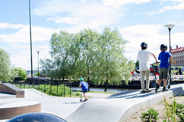 Ungdomar åker skateboard vid skateparken intill Selångersån.