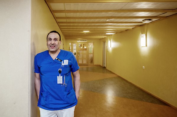 Sjuksköterskan Gad Halevi står i korridoren på Lindgården.