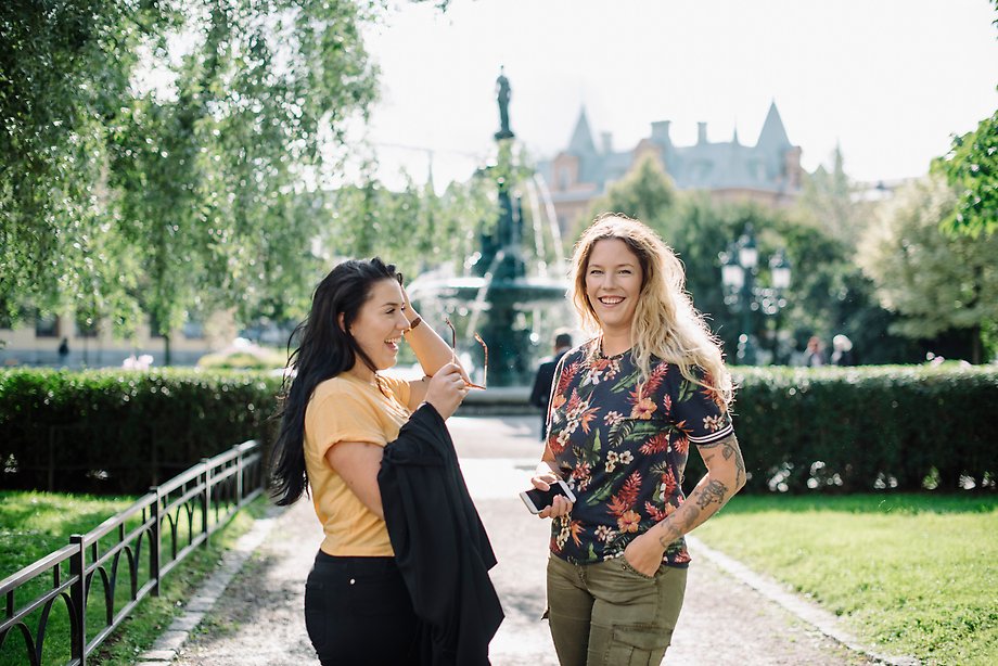Två glada kvinnor vid Vängåvan i Sundsvall