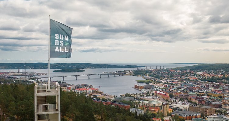 Alttext: Utsikt över Sundsvall med flagga i förgrunden Fotograf: Evelina Ytterbom Bildtext: -