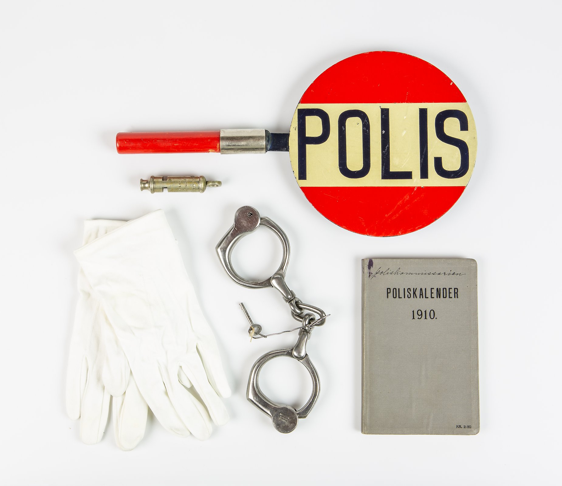 Handfängelse,
stoppskylt, poliskalender, vita handskar och visselpippa.