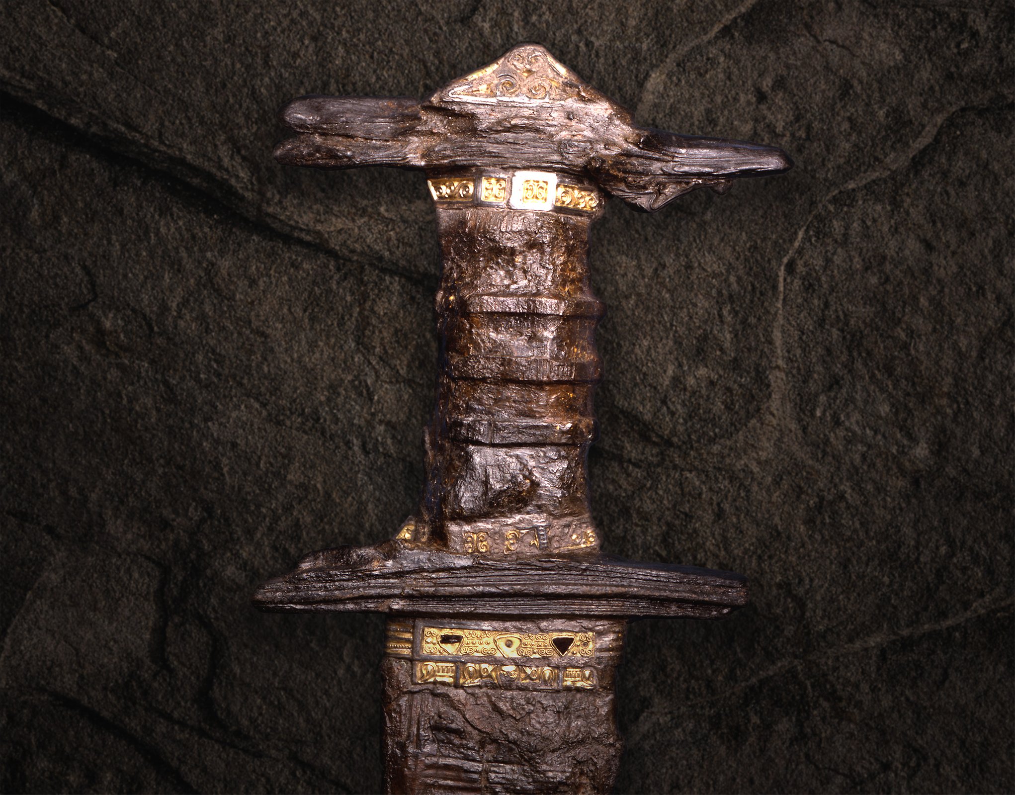Hövdingens damaskerade svärd med guldornament i svärdfästet.