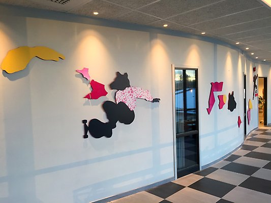 Konstverk på vägg av konstnärerna Merete Lassen och Mimmi Andersson. 