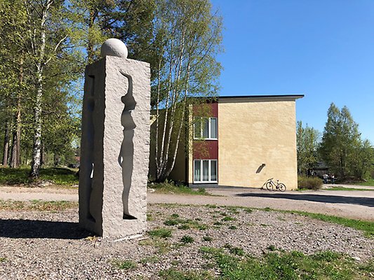 Skulptur av Lars Widenfalk vid Hagaskolan.