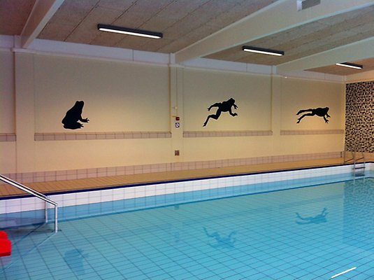 Konstverk av Lisa Gerdin på vägg vid simbassäng, Njurundahallen.