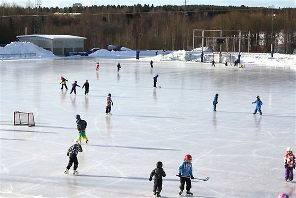 Alttext: barn åker skridsko på isbanan Fotograf: Sundsvalls kommun Bildtext: -