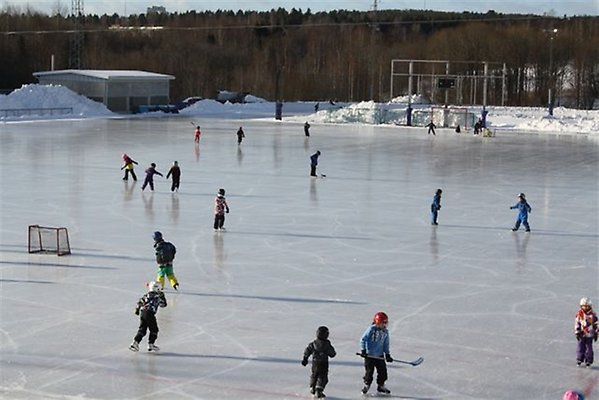 Bandyplan vid Gärdehov med många barn på isen.