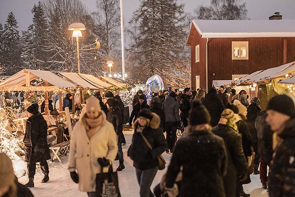 Folkvimmel på Norra Bergets julmarknad. Foto: Anna-Clara Eriksson.