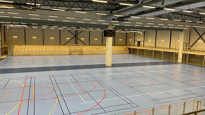 Idrottshall med målade linjer på golvet för olika idrotter