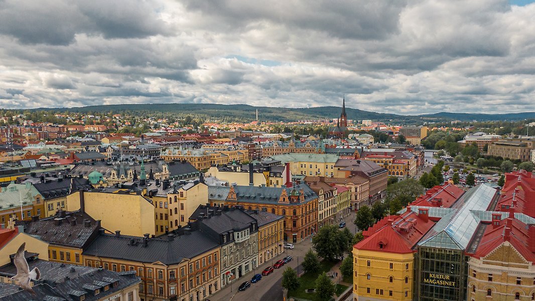 Drönarfoto där man ser Sundsvalls stenstad från taken.